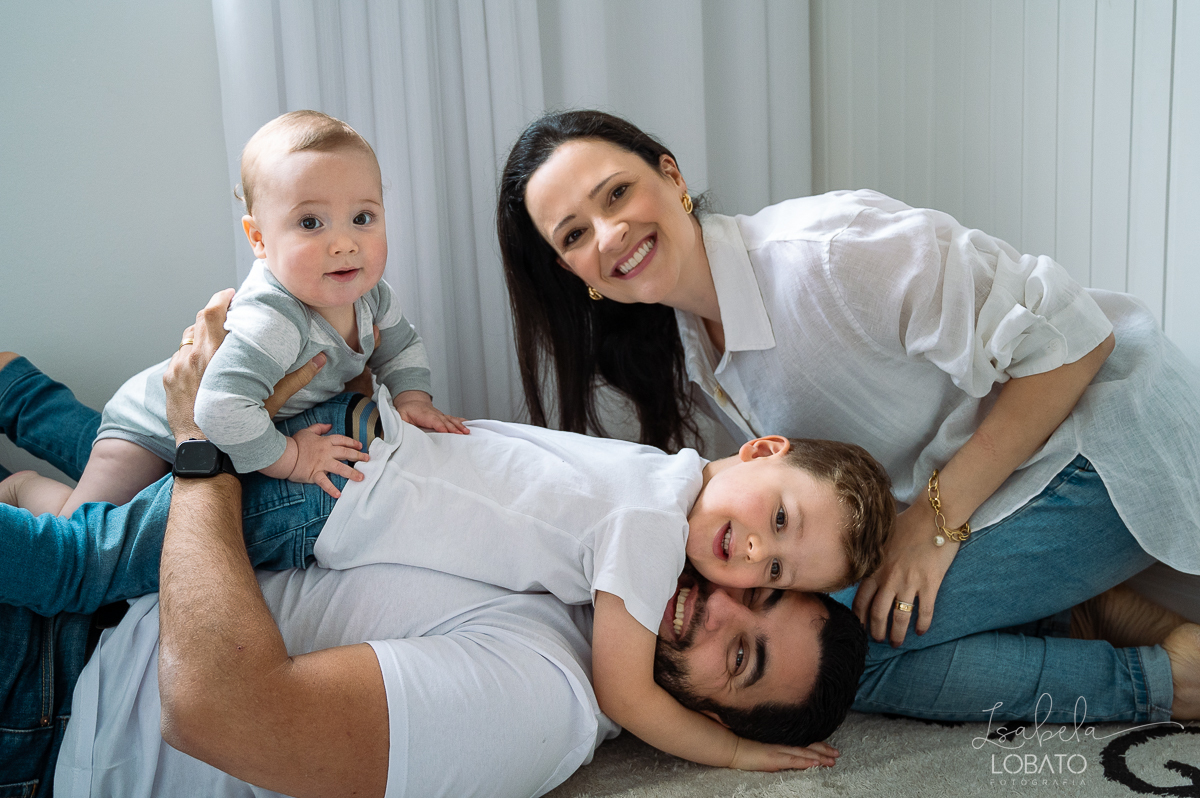 ensaio-fotografico-lifestyle-familia-fases-do-bebe-acompanhamento-fotografico-infatinl-bebe-de-9-meses-foto-de-familia-memoria-afetiva-colecionando-momentos-urso-ted-amor-de-familia-fotografa-em-barbacena-isabela-lobato-fotografia-estudio-fotografico