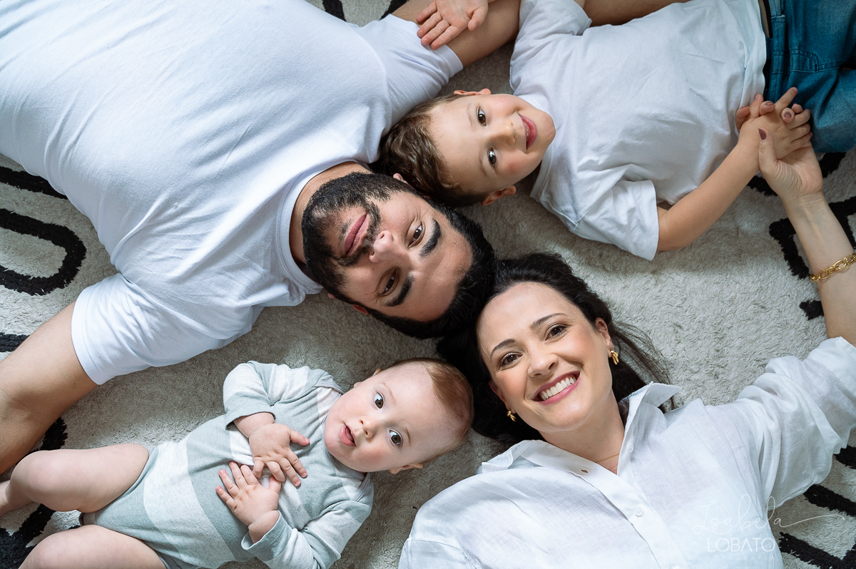 ensaio-fotografico-lifestyle-familia-fases-do-bebe-acompanhamento-fotografico-infatinl-bebe-de-9-meses-foto-de-familia-memoria-afetiva-colecionando-momentos-urso-ted-amor-de-familia-fotografa-em-barbacena-isabela-lobato-fotografia-estudio-fotografico