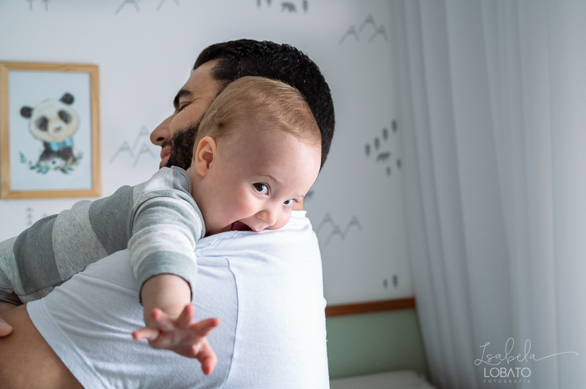 ensaio-fotografico-lifestyle-familia-fases-do-bebe-acompanhamento-fotografico-infatinl-bebe-de-9-meses-foto-de-familia-memoria-afetiva-colecionando-momentos-urso-ted-amor-de-familia-fotografa-em-barbacena-isabela-lobato-fotografia-estudio-fotografico