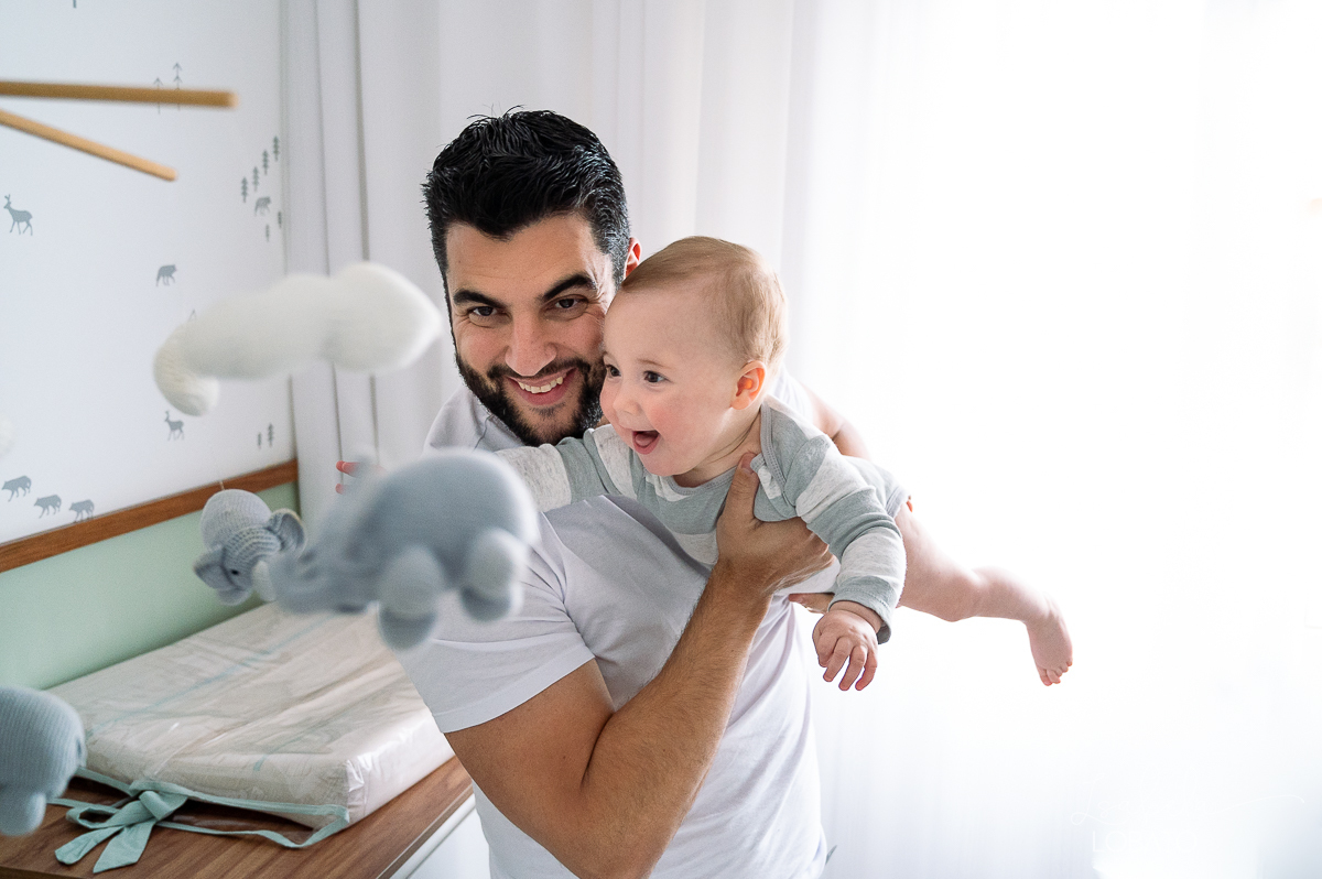 ensaio-fotografico-lifestyle-familia-fases-do-bebe-acompanhamento-fotografico-infatinl-bebe-de-9-meses-foto-de-familia-memoria-afetiva-colecionando-momentos-urso-ted-amor-de-familia-fotografa-em-barbacena-isabela-lobato-fotografia-estudio-fotografico