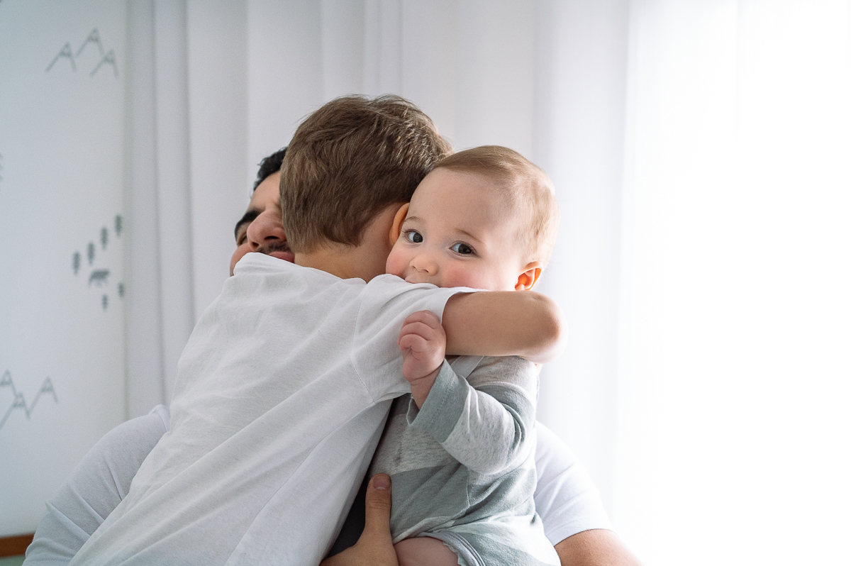 ensaio-fotografico-lifestyle-familia-fases-do-bebe-acompanhamento-fotografico-infatinl-bebe-de-9-meses-foto-de-familia-memoria-afetiva-colecionando-momentos-urso-ted-amor-de-familia-fotografa-em-barbacena-isabela-lobato-fotografia-estudio-fotografico