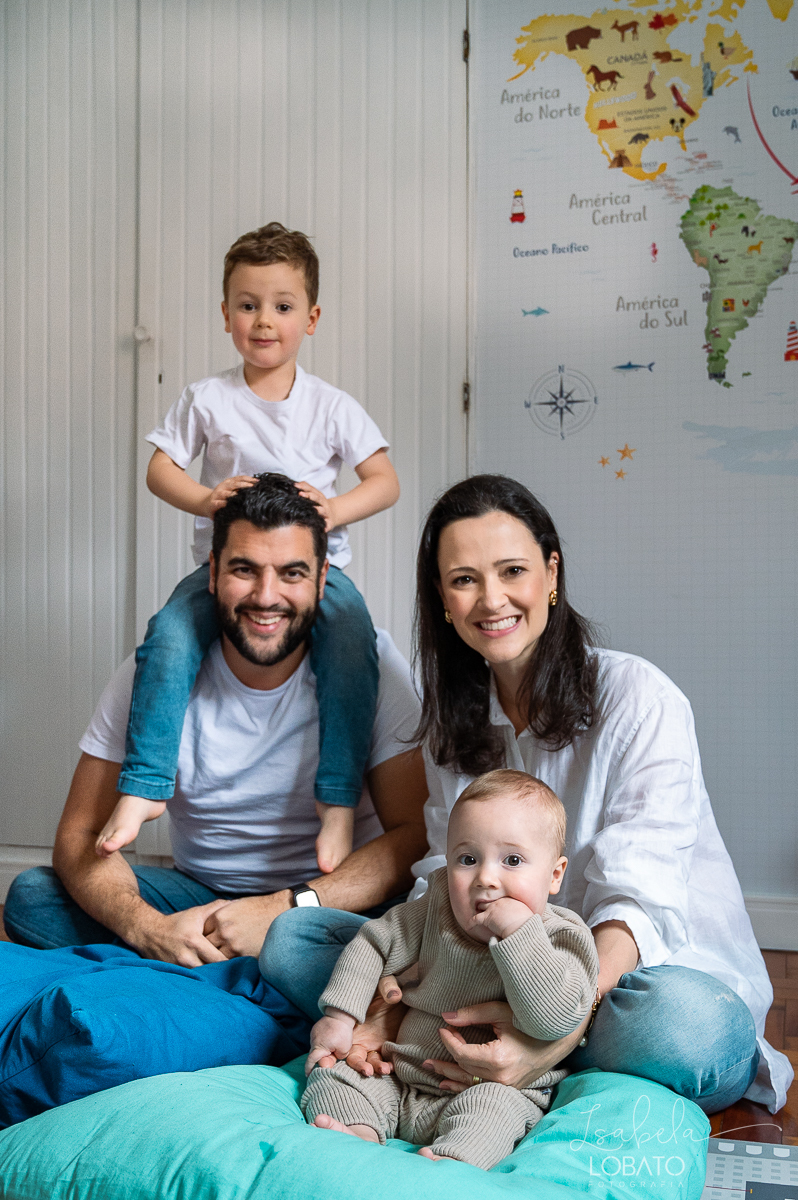 ensaio-fotografico-lifestyle-familia-fases-do-bebe-acompanhamento-fotografico-infatinl-bebe-de-9-meses-foto-de-familia-memoria-afetiva-colecionando-momentos-urso-ted-amor-de-familia-fotografa-em-barbacena-isabela-lobato-fotografia-estudio-fotografico