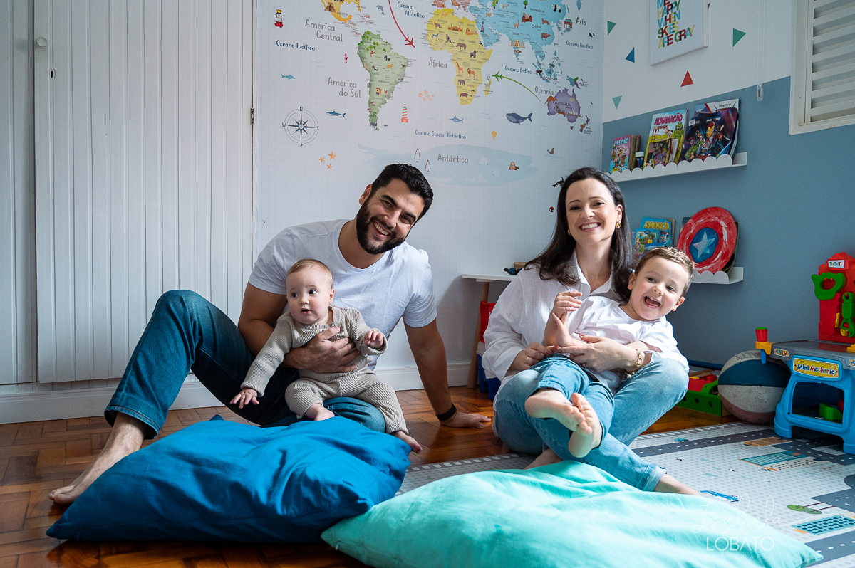 ensaio-fotografico-lifestyle-familia-fases-do-bebe-acompanhamento-fotografico-infatinl-bebe-de-9-meses-foto-de-familia-memoria-afetiva-colecionando-momentos-urso-ted-amor-de-familia-fotografa-em-barbacena-isabela-lobato-fotografia-estudio-fotografico