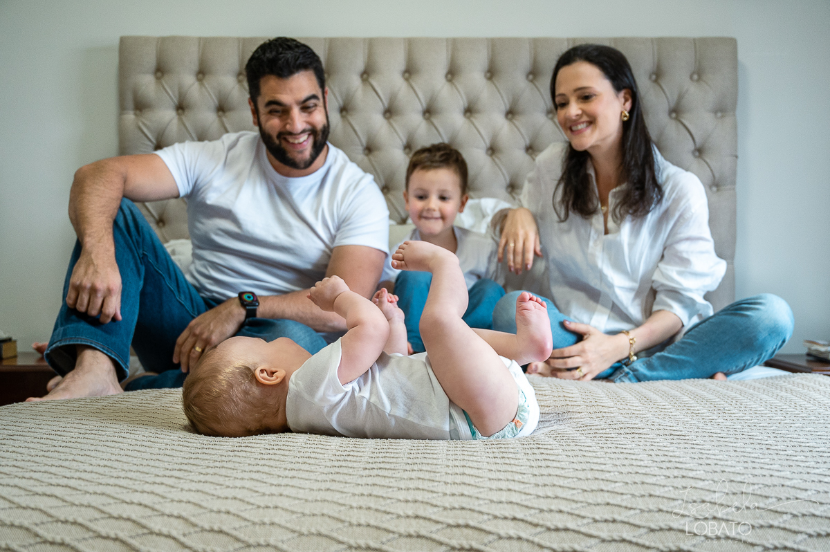 ensaio-fotografico-lifestyle-familia-fases-do-bebe-acompanhamento-fotografico-infatinl-bebe-de-9-meses-foto-de-familia-memoria-afetiva-colecionando-momentos-urso-ted-amor-de-familia-fotografa-em-barbacena-isabela-lobato-fotografia-estudio-fotografico