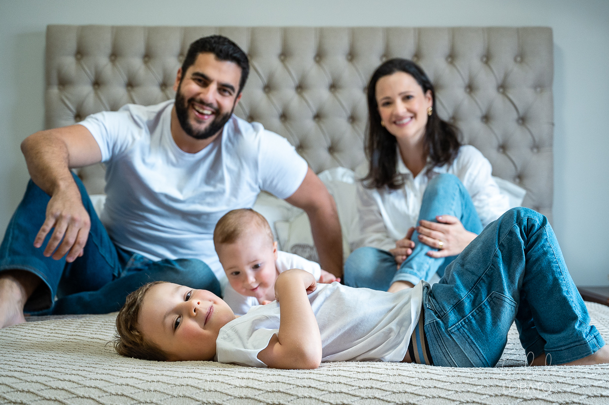 ensaio-fotografico-lifestyle-familia-fases-do-bebe-acompanhamento-fotografico-infatinl-bebe-de-9-meses-foto-de-familia-memoria-afetiva-colecionando-momentos-urso-ted-amor-de-familia-fotografa-em-barbacena-isabela-lobato-fotografia-estudio-fotografico