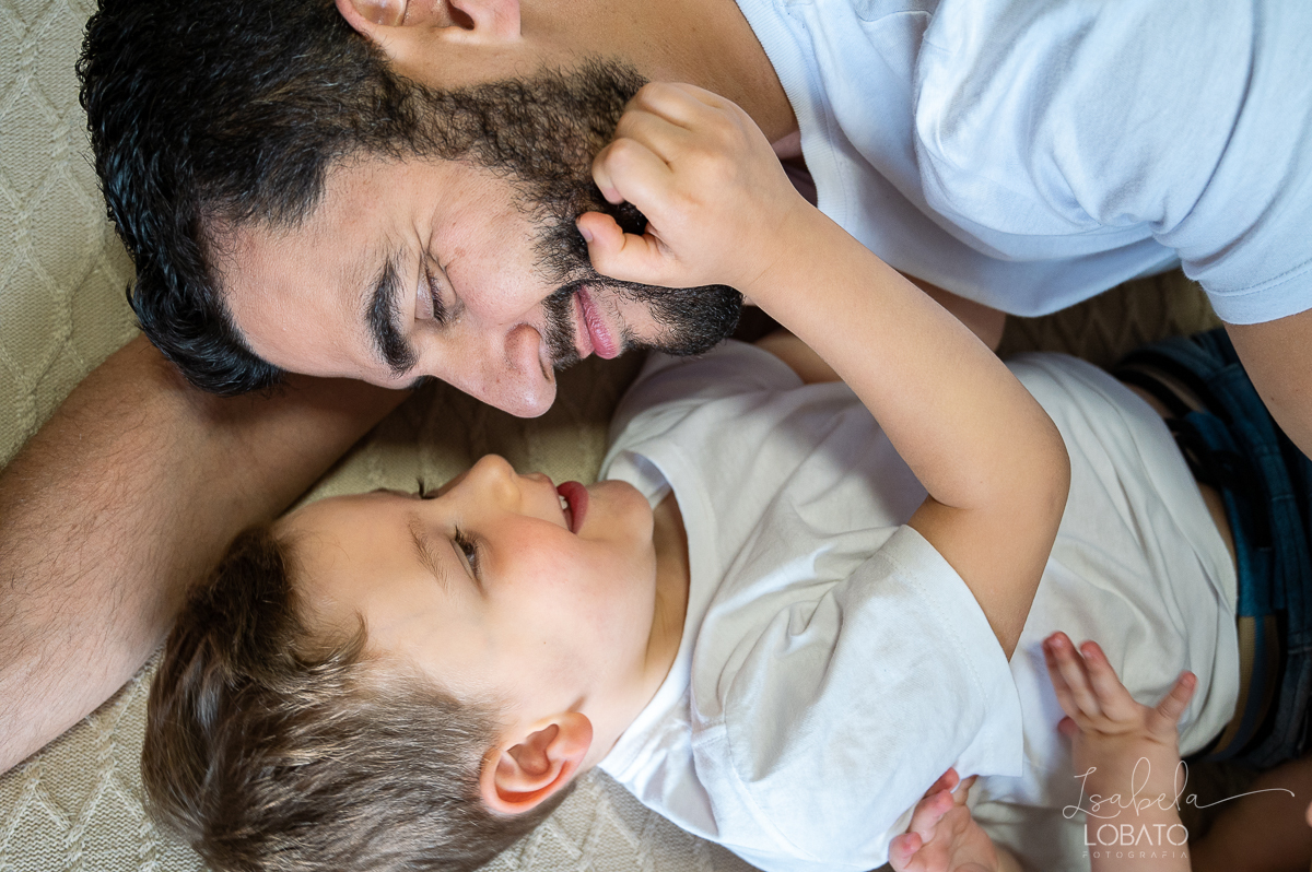 ensaio-fotografico-lifestyle-familia-fases-do-bebe-acompanhamento-fotografico-infatinl-bebe-de-9-meses-foto-de-familia-memoria-afetiva-colecionando-momentos-urso-ted-amor-de-familia-fotografa-em-barbacena-isabela-lobato-fotografia-estudio-fotografico