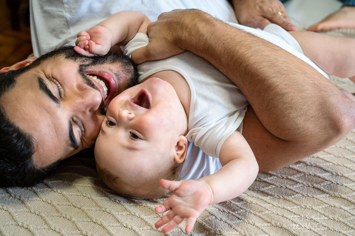 ensaio-fotografico-lifestyle-familia-fases-do-bebe-acompanhamento-fotografico-infatinl-bebe-de-9-meses-foto-de-familia-memoria-afetiva-colecionando-momentos-urso-ted-amor-de-familia-fotografa-em-barbacena-isabela-lobato-fotografia-estudio-fotografico