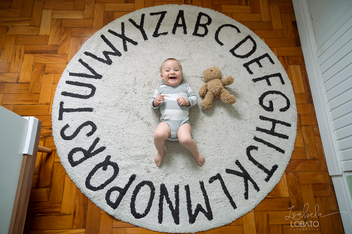 ensaio-fotografico-lifestyle-familia-fases-do-bebe-acompanhamento-fotografico-infatinl-bebe-de-9-meses-foto-de-familia-memoria-afetiva-colecionando-momentos-urso-ted-amor-de-familia-fotografa-em-barbacena-isabela-lobato-fotografia-estudio-fotografico
