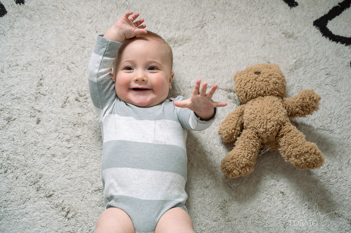 ensaio-fotografico-lifestyle-familia-fases-do-bebe-acompanhamento-fotografico-infatinl-bebe-de-9-meses-foto-de-familia-memoria-afetiva-colecionando-momentos-urso-ted-amor-de-familia-fotografa-em-barbacena-isabela-lobato-fotografia-estudio-fotografico