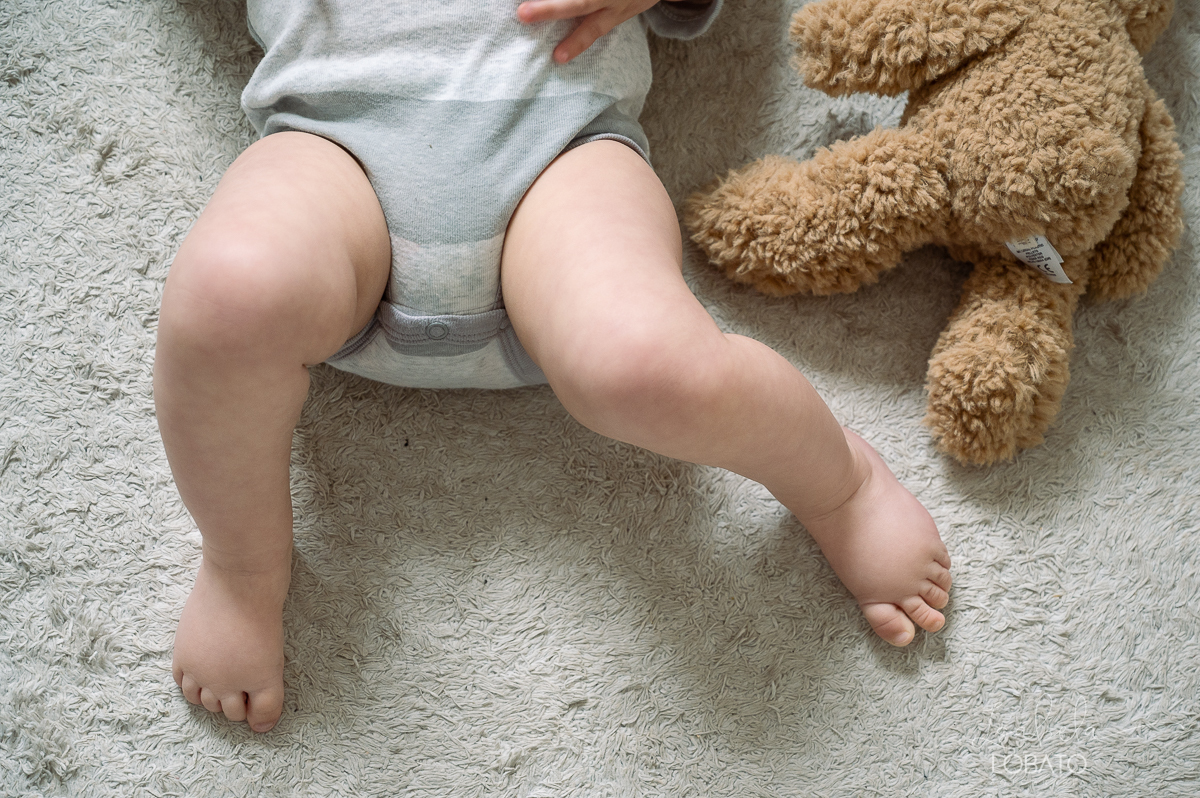 ensaio-fotografico-lifestyle-familia-fases-do-bebe-acompanhamento-fotografico-infatinl-bebe-de-9-meses-foto-de-familia-memoria-afetiva-colecionando-momentos-urso-ted-amor-de-familia-fotografa-em-barbacena-isabela-lobato-fotografia-estudio-fotografico