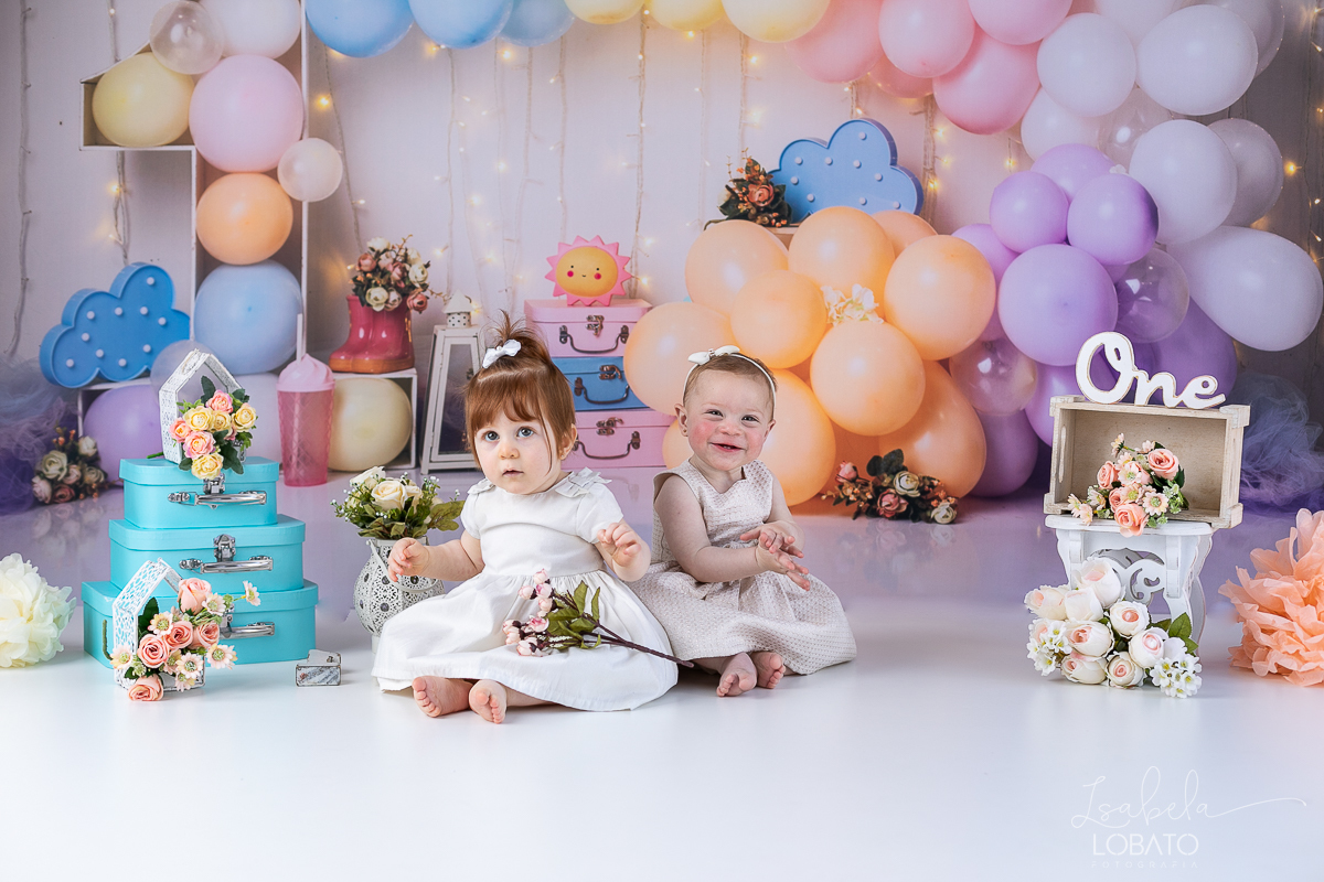 smash-the-cake-ensaio-a-hora-do-bolo-esmagnado-o-bolo-cenario-fotografico-fundo-fotografico-samash-the-cake-roupa-de-one-photo-fotografa-de-crianca-barbacena-estudio-isabela-lobato-fotografia