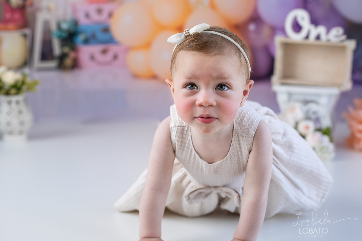smash-the-cake-ensaio-a-hora-do-bolo-esmagnado-o-bolo-cenario-fotografico-fundo-fotografico-samash-the-cake-roupa-de-one-photo-fotografa-de-crianca-barbacena-estudio-isabela-lobato-fotografia