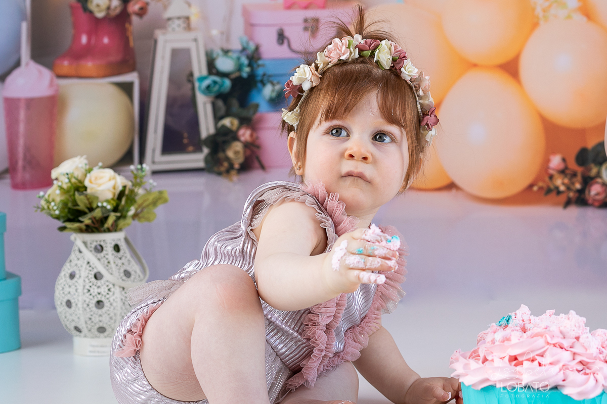 smash-the-cake-ensaio-a-hora-do-bolo-esmagnado-o-bolo-cenario-fotografico-fundo-fotografico-samash-the-cake-roupa-de-one-photo-fotografa-de-crianca-barbacena-estudio-isabela-lobato-fotografia