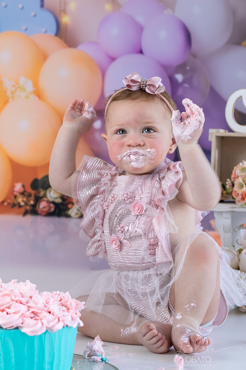 smash-the-cake-ensaio-a-hora-do-bolo-esmagnado-o-bolo-cenario-fotografico-fundo-fotografico-samash-the-cake-roupa-de-one-photo-fotografa-de-crianca-barbacena-estudio-isabela-lobato-fotografia