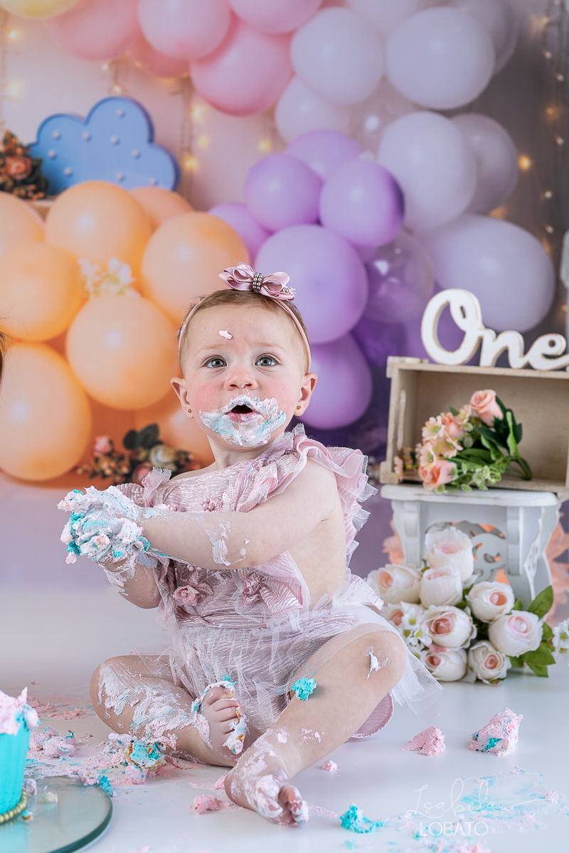 smash-the-cake-ensaio-a-hora-do-bolo-esmagnado-o-bolo-cenario-fotografico-fundo-fotografico-samash-the-cake-roupa-de-one-photo-fotografa-de-crianca-barbacena-estudio-isabela-lobato-fotografia