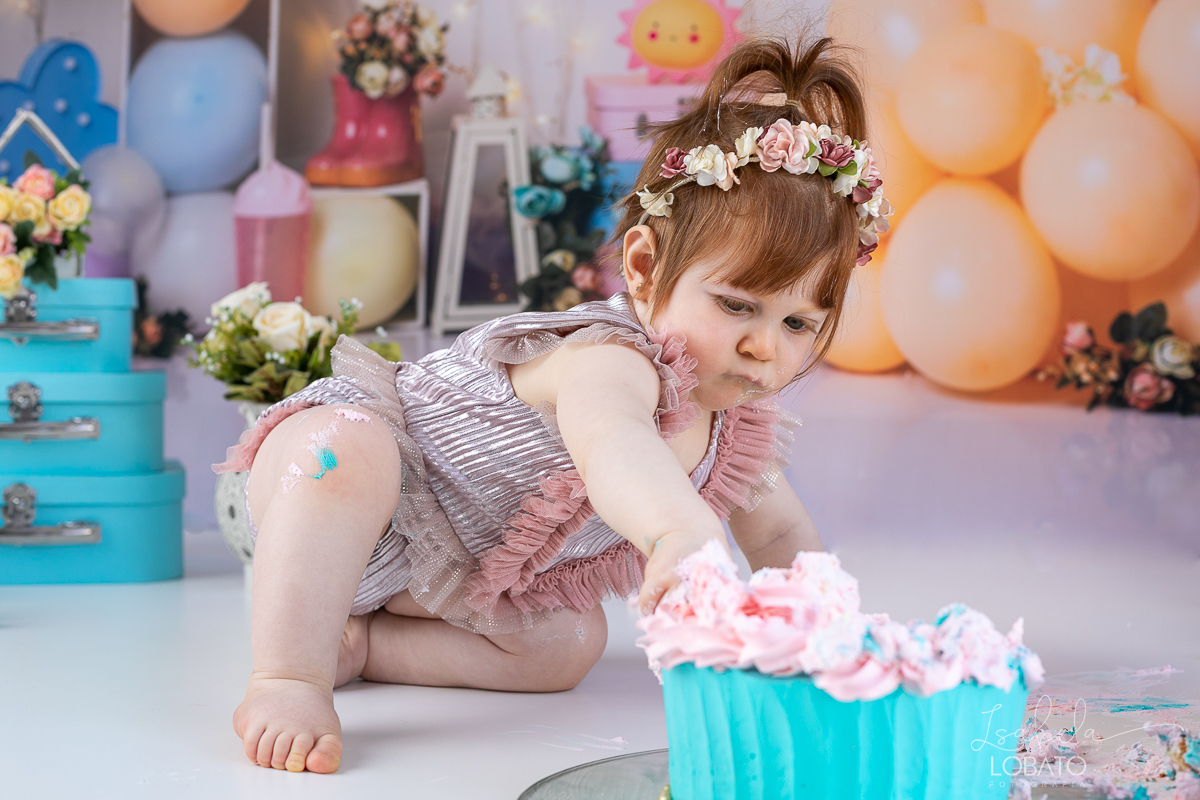 smash-the-cake-ensaio-a-hora-do-bolo-esmagnado-o-bolo-cenario-fotografico-fundo-fotografico-samash-the-cake-roupa-de-one-photo-fotografa-de-crianca-barbacena-estudio-isabela-lobato-fotografia