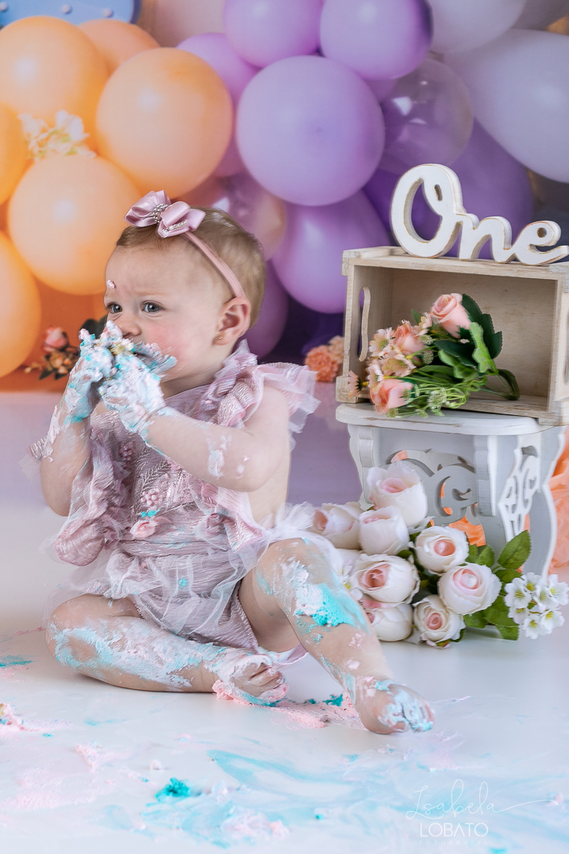 smash-the-cake-ensaio-a-hora-do-bolo-esmagnado-o-bolo-cenario-fotografico-fundo-fotografico-samash-the-cake-roupa-de-one-photo-fotografa-de-crianca-barbacena-estudio-isabela-lobato-fotografia