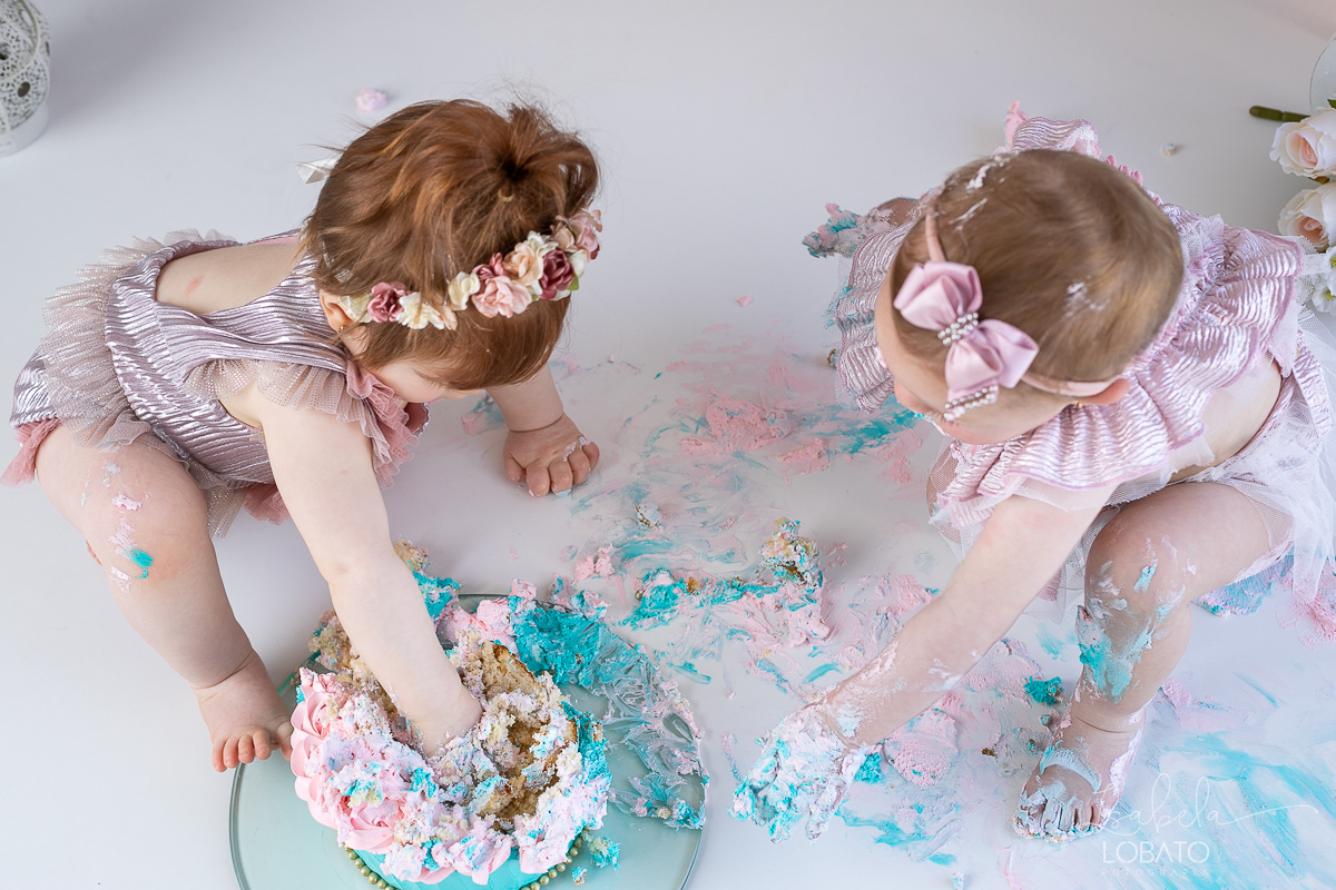 smash-the-cake-ensaio-a-hora-do-bolo-esmagnado-o-bolo-cenario-fotografico-fundo-fotografico-samash-the-cake-roupa-de-one-photo-fotografa-de-crianca-barbacena-estudio-isabela-lobato-fotografia