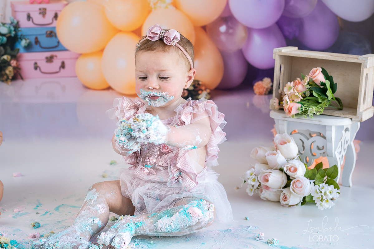 smash-the-cake-ensaio-a-hora-do-bolo-esmagnado-o-bolo-cenario-fotografico-fundo-fotografico-samash-the-cake-roupa-de-one-photo-fotografa-de-crianca-barbacena-estudio-isabela-lobato-fotografia