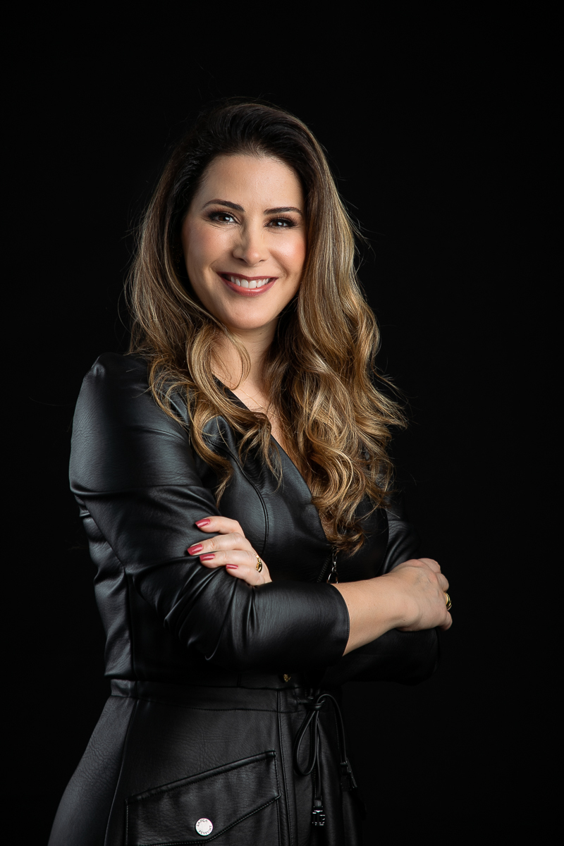 fotografia-publicitaria-foto-biografia-foto-de-empreendedor-retrato-corporativo-foto-para-perfil-de-rede-social-dermatologista-mkt-digital-marketing-digital-de-medico-dermatologista-em-barbacena-dra-christiane-dani-botox-preenchimento-isabela-lobato-fotos