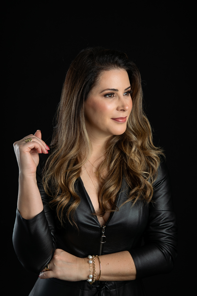 fotografia-publicitaria-foto-biografia-foto-de-empreendedor-retrato-corporativo-foto-para-perfil-de-rede-social-dermatologista-mkt-digital-marketing-digital-de-medico-dermatologista-em-barbacena-dra-christiane-dani-botox-preenchimento-isabela-lobato-fotos