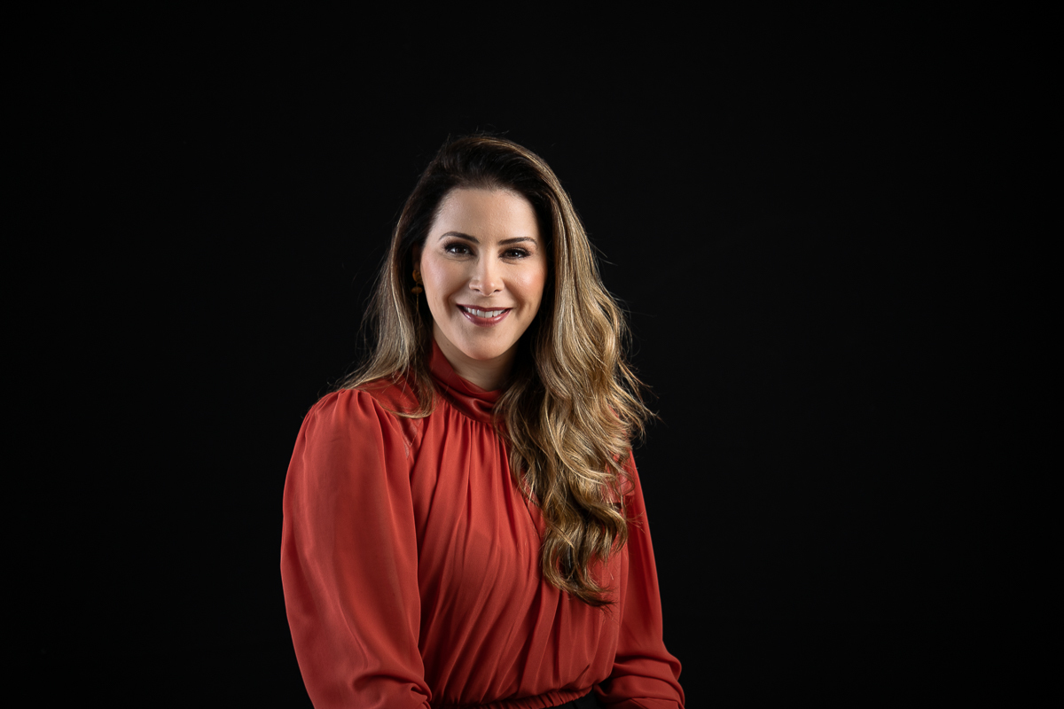 fotografia-publicitaria-foto-biografia-foto-de-empreendedor-retrato-corporativo-foto-para-perfil-de-rede-social-dermatologista-mkt-digital-marketing-digital-de-medico-dermatologista-em-barbacena-dra-christiane-dani-botox-preenchimento-isabela-lobato-fotos