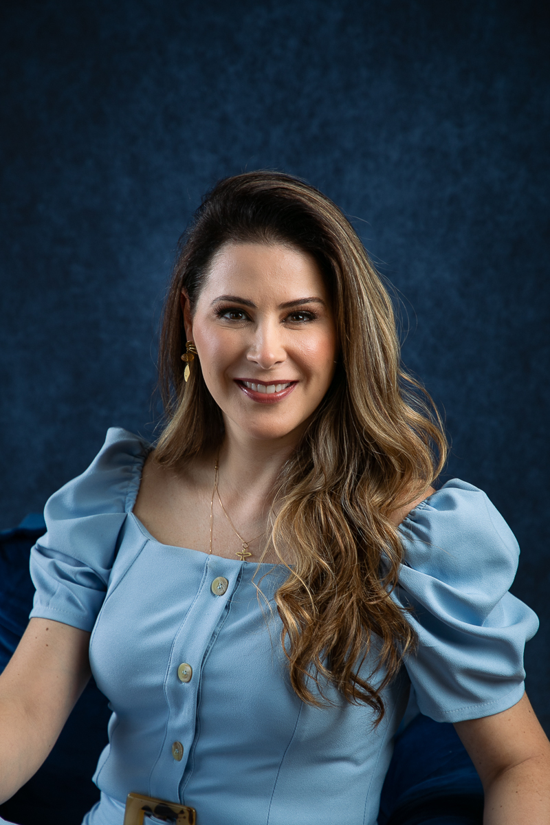 fotografia-publicitaria-foto-biografia-foto-de-empreendedor-retrato-corporativo-foto-para-perfil-de-rede-social-dermatologista-mkt-digital-marketing-digital-de-medico-dermatologista-em-barbacena-dra-christiane-dani-botox-preenchimento-isabela-lobato-fotos