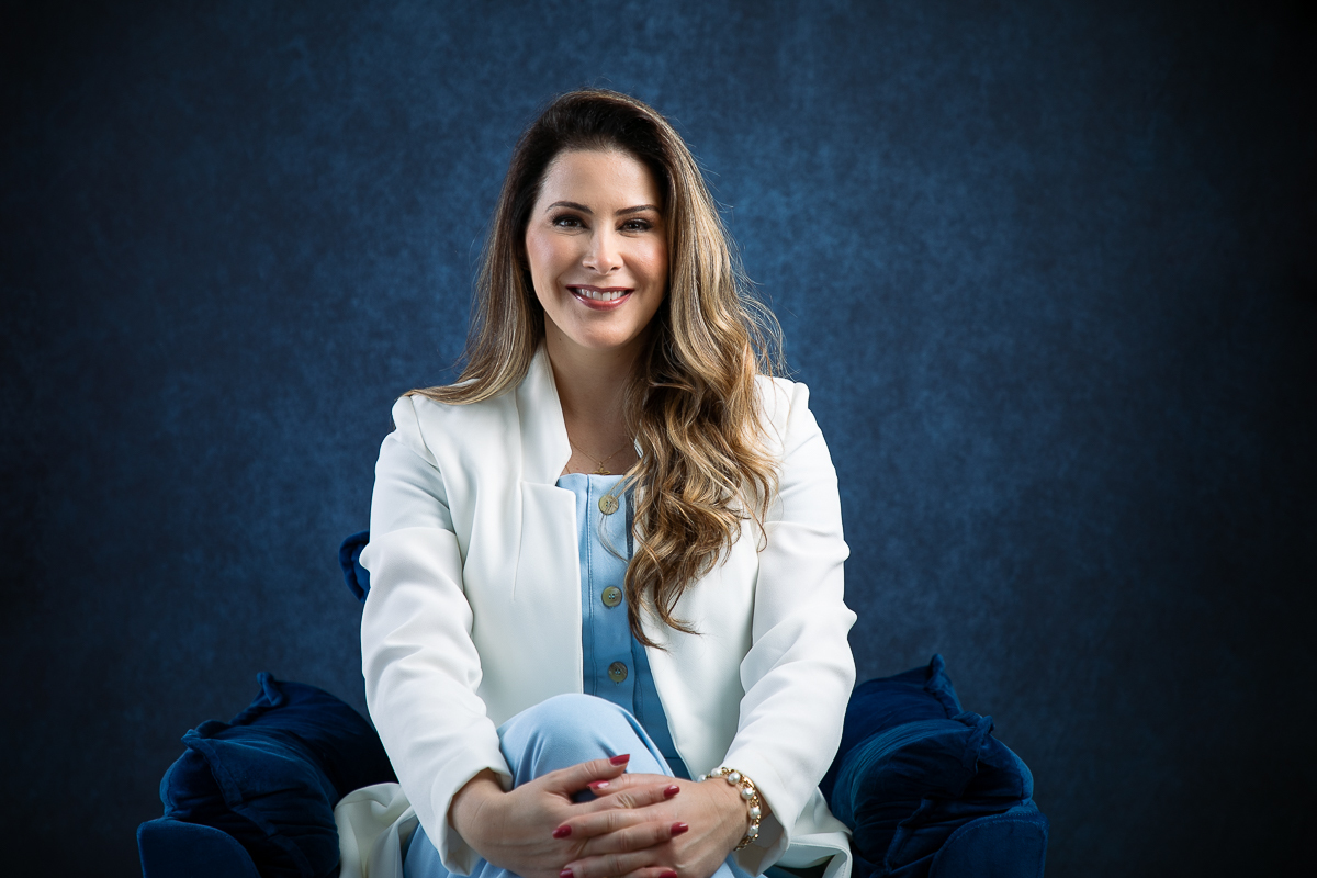 fotografia-publicitaria-foto-biografia-foto-de-empreendedor-retrato-corporativo-foto-para-perfil-de-rede-social-dermatologista-mkt-digital-marketing-digital-de-medico-dermatologista-em-barbacena-dra-christiane-dani-botox-preenchimento-isabela-lobato-fotos