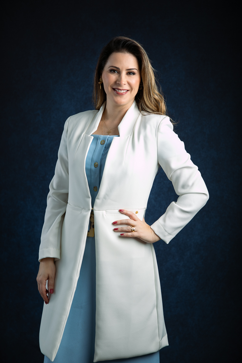 fotografia-publicitaria-foto-biografia-foto-de-empreendedor-retrato-corporativo-foto-para-perfil-de-rede-social-dermatologista-mkt-digital-marketing-digital-de-medico-dermatologista-em-barbacena-dra-christiane-dani-botox-preenchimento-isabela-lobato-fotos