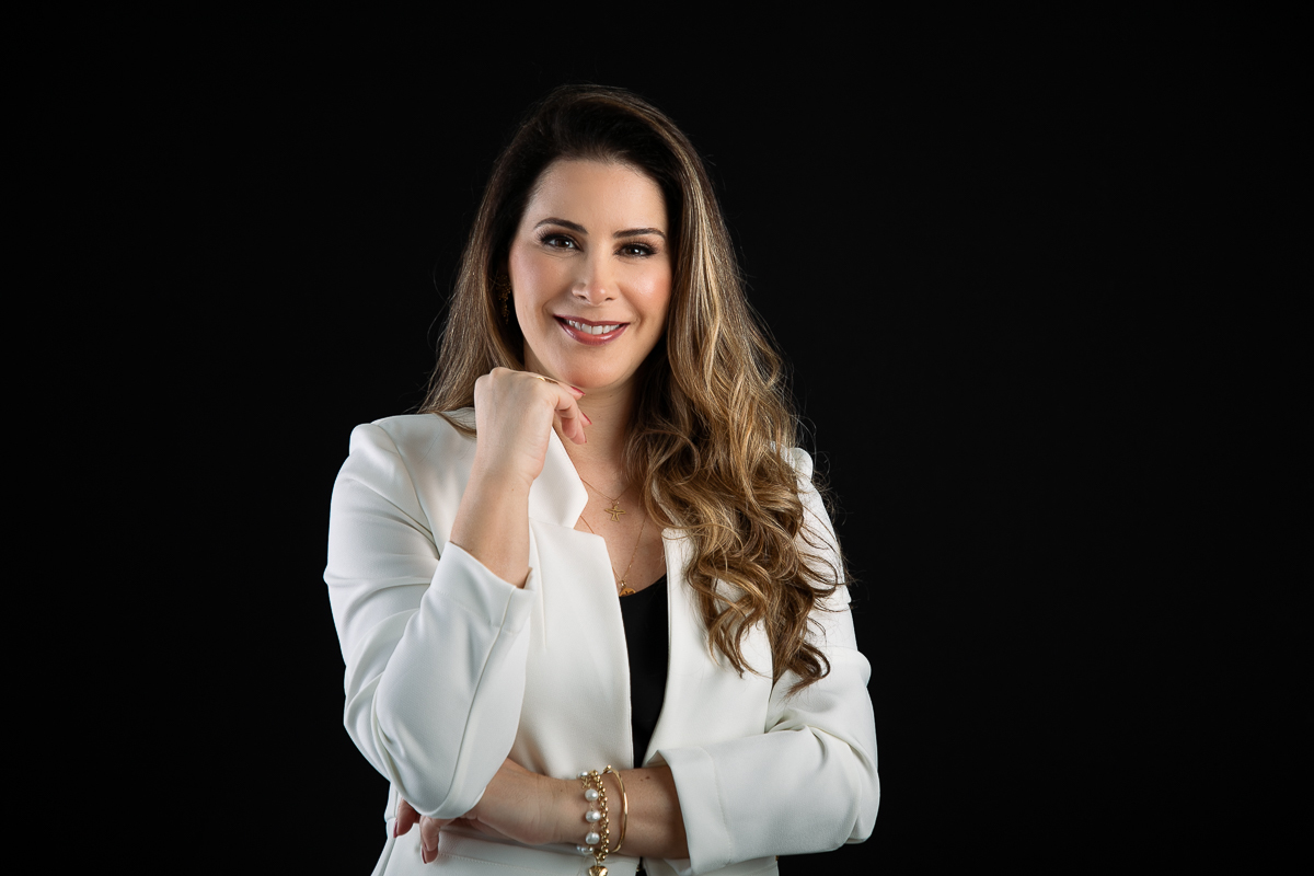 fotografia-publicitaria-foto-biografia-foto-de-empreendedor-retrato-corporativo-foto-para-perfil-de-rede-social-dermatologista-mkt-digital-marketing-digital-de-medico-dermatologista-em-barbacena-dra-christiane-dani-botox-preenchimento-isabela-lobato-fotos