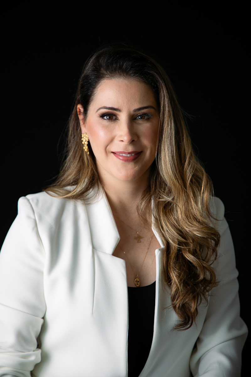 fotografia-publicitaria-foto-biografia-foto-de-empreendedor-retrato-corporativo-foto-para-perfil-de-rede-social-dermatologista-mkt-digital-marketing-digital-de-medico-dermatologista-em-barbacena-dra-christiane-dani-botox-preenchimento-isabela-lobato-fotos