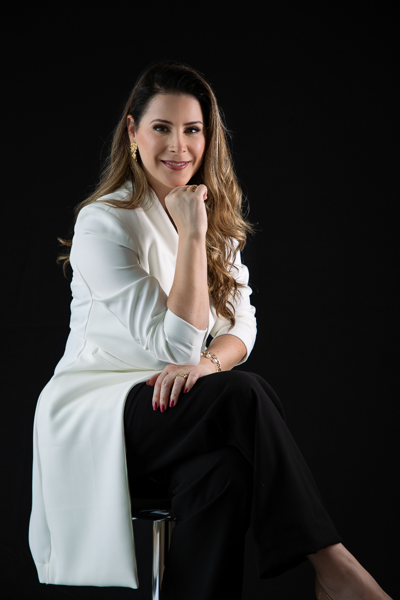 fotografia-publicitaria-foto-biografia-foto-de-empreendedor-retrato-corporativo-foto-para-perfil-de-rede-social-dermatologista-mkt-digital-marketing-digital-de-medico-dermatologista-em-barbacena-dra-christiane-dani-botox-preenchimento-isabela-lobato-fotos