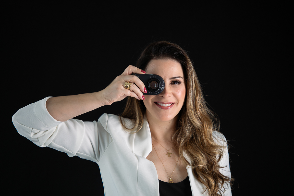 fotografia-publicitaria-foto-biografia-foto-de-empreendedor-retrato-corporativo-foto-para-perfil-de-rede-social-dermatologista-mkt-digital-marketing-digital-de-medico-dermatologista-em-barbacena-dra-christiane-dani-botox-preenchimento-isabela-lobato-fotos