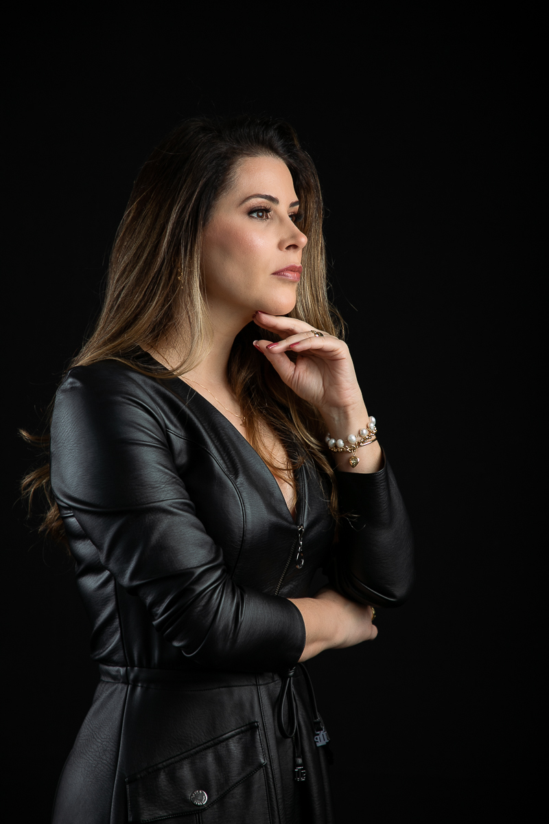 fotografia-publicitaria-foto-biografia-foto-de-empreendedor-retrato-corporativo-foto-para-perfil-de-rede-social-dermatologista-mkt-digital-marketing-digital-de-medico-dermatologista-em-barbacena-dra-christiane-dani-botox-preenchimento-isabela-lobato-fotos