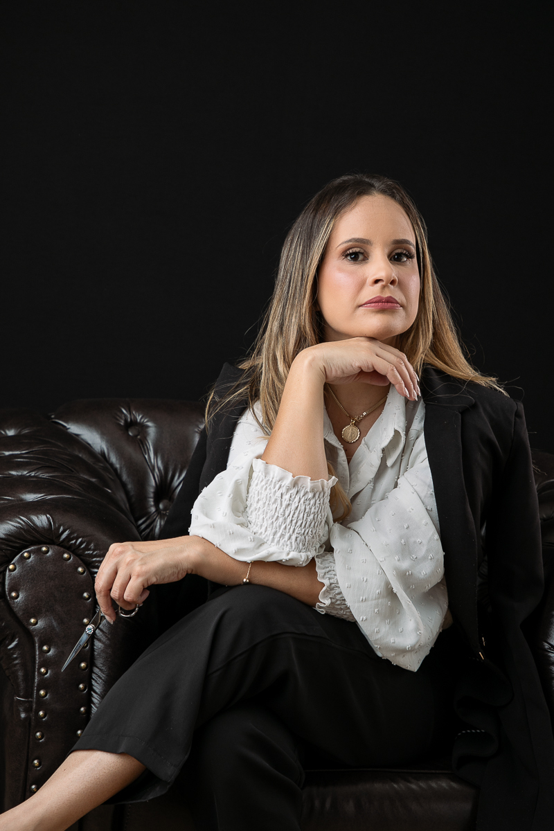 fotografia-de-publicidade-em-barbacena-mg-fotografo-de-retratos-para-perfil-profissional-retrato-corporativo-foto-biografia-espaco-estima-barbacena-sala-de-beleza-barbacena-lowell-secador-cabelo-tesoura-de-cabelereiro-empoderamento-feminino-isabela-lobato