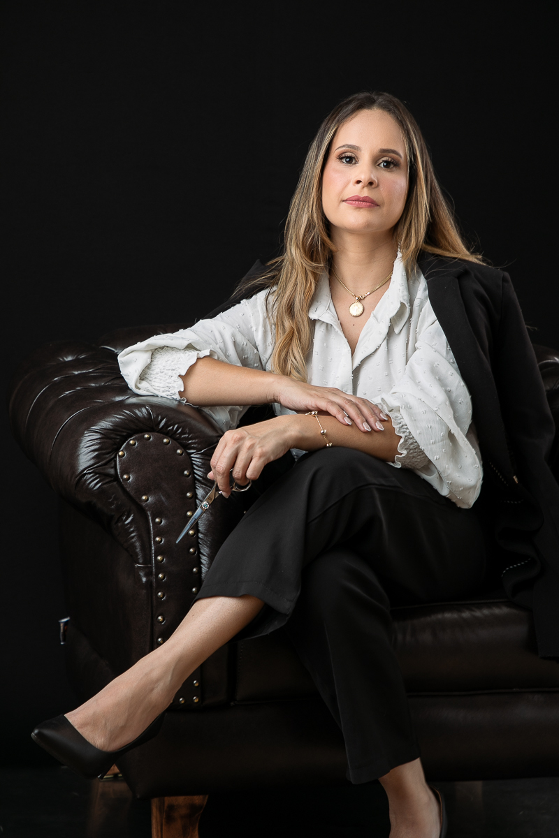 fotografia-de-publicidade-em-barbacena-mg-fotografo-de-retratos-para-perfil-profissional-retrato-corporativo-foto-biografia-espaco-estima-barbacena-sala-de-beleza-barbacena-lowell-secador-cabelo-tesoura-de-cabelereiro-empoderamento-feminino-isabela-lobato