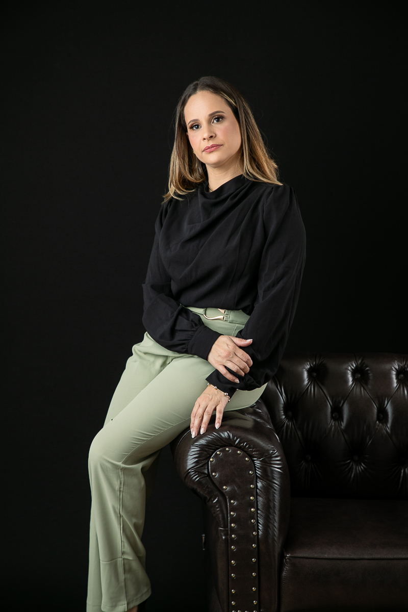 fotografia-de-publicidade-em-barbacena-mg-fotografo-de-retratos-para-perfil-profissional-retrato-corporativo-foto-biografia-espaco-estima-barbacena-sala-de-beleza-barbacena-lowell-secador-cabelo-tesoura-de-cabelereiro-empoderamento-feminino-isabela-lobato