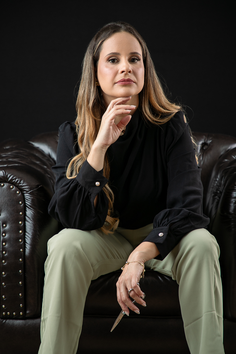 fotografia-de-publicidade-em-barbacena-mg-fotografo-de-retratos-para-perfil-profissional-retrato-corporativo-foto-biografia-espaco-estima-barbacena-sala-de-beleza-barbacena-lowell-secador-cabelo-tesoura-de-cabelereiro-empoderamento-feminino-isabela-lobato
