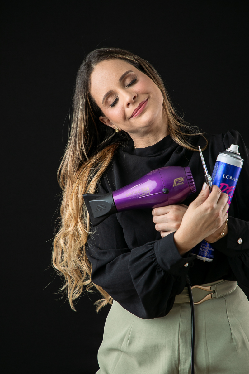 fotografia-de-publicidade-em-barbacena-mg-fotografo-de-retratos-para-perfil-profissional-retrato-corporativo-foto-biografia-espaco-estima-barbacena-sala-de-beleza-barbacena-lowell-secador-cabelo-tesoura-de-cabelereiro-empoderamento-feminino-isabela-lobato