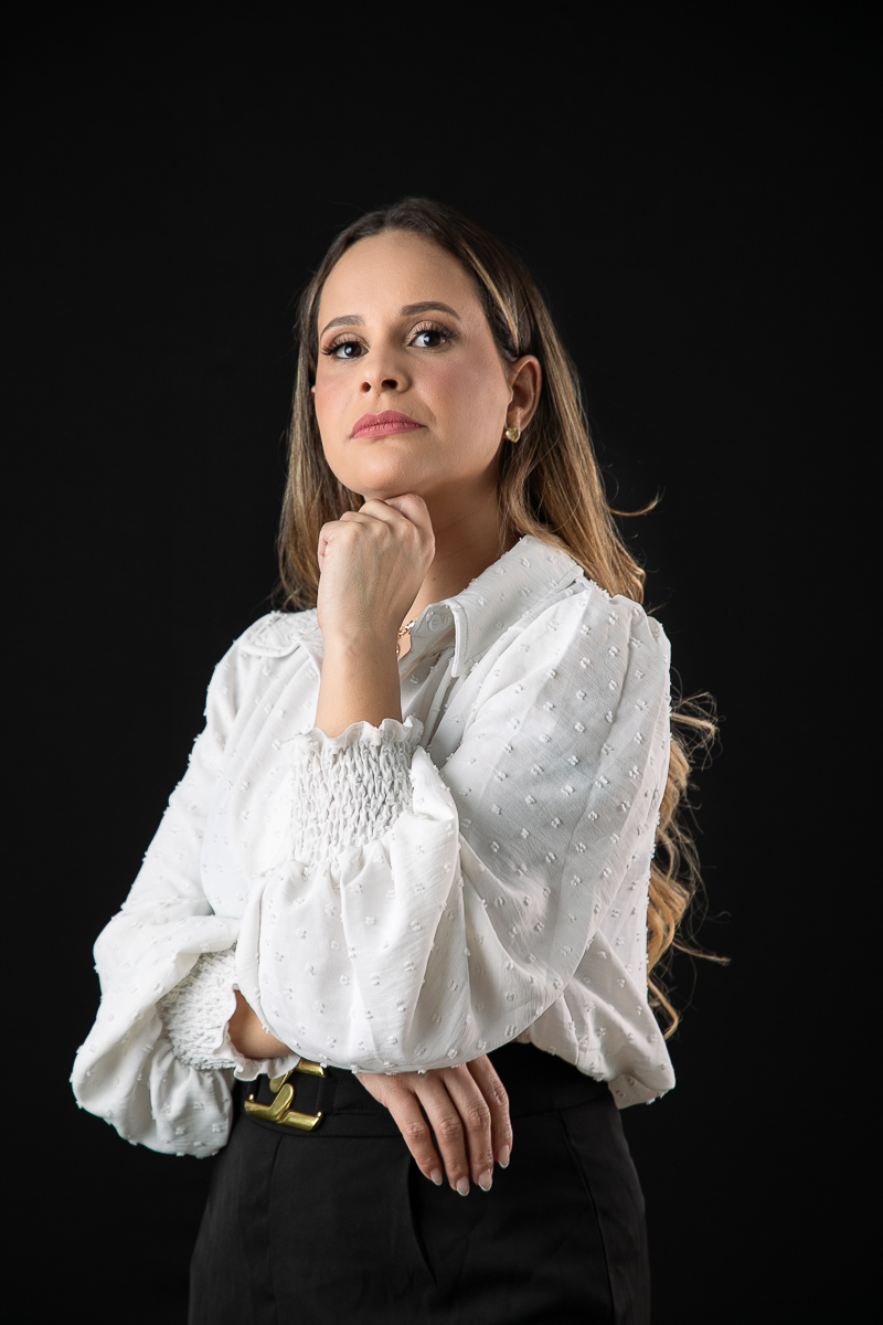 fotografia-de-publicidade-em-barbacena-mg-fotografo-de-retratos-para-perfil-profissional-retrato-corporativo-foto-biografia-espaco-estima-barbacena-sala-de-beleza-barbacena-lowell-secador-cabelo-tesoura-de-cabelereiro-empoderamento-feminino-isabela-lobato