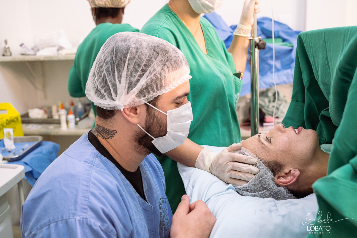fotografia-de-parto-cesariana-fotos-santa-casa-de-misericordia-de-barbacena-fotos-de-cesaria-fotos-de-parto-fotografa-especializada-em-sala-de-parto-obstetra-em-barbacena-dra-maria-clara-marangoni-fotografa-de-bebes-isabela-lobato-fotografia-barbacena-mg