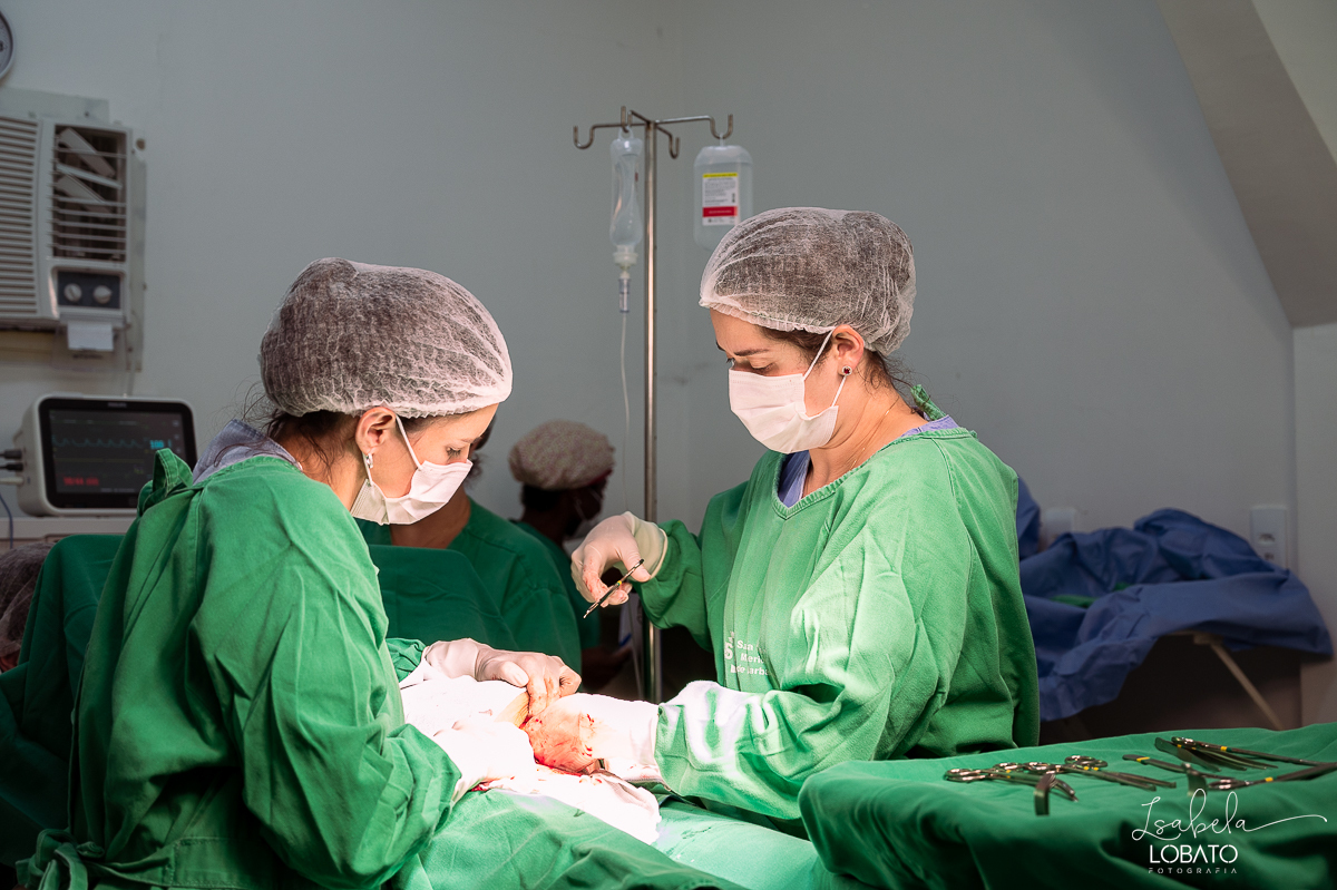 fotografia-de-parto-cesariana-fotos-santa-casa-de-misericordia-de-barbacena-fotos-de-cesaria-fotos-de-parto-fotografa-especializada-em-sala-de-parto-obstetra-em-barbacena-dra-maria-clara-marangoni-fotografa-de-bebes-isabela-lobato-fotografia-barbacena-mg