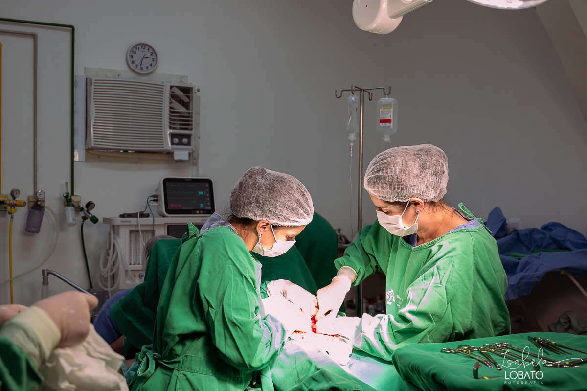 fotografia-de-parto-cesariana-fotos-santa-casa-de-misericordia-de-barbacena-fotos-de-cesaria-fotos-de-parto-fotografa-especializada-em-sala-de-parto-obstetra-em-barbacena-dra-maria-clara-marangoni-fotografa-de-bebes-isabela-lobato-fotografia-barbacena-mg