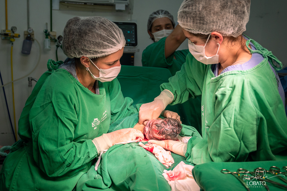 fotografia-de-parto-cesariana-fotos-santa-casa-de-misericordia-de-barbacena-fotos-de-cesaria-fotos-de-parto-fotografa-especializada-em-sala-de-parto-obstetra-em-barbacena-dra-maria-clara-marangoni-fotografa-de-bebes-isabela-lobato-fotografia-barbacena-mg