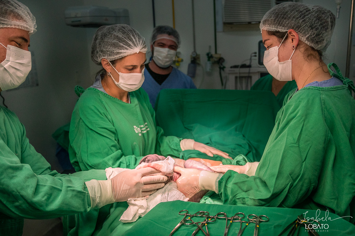 fotografia-de-parto-cesariana-fotos-santa-casa-de-misericordia-de-barbacena-fotos-de-cesaria-fotos-de-parto-fotografa-especializada-em-sala-de-parto-obstetra-em-barbacena-dra-maria-clara-marangoni-fotografa-de-bebes-isabela-lobato-fotografia-barbacena-mg