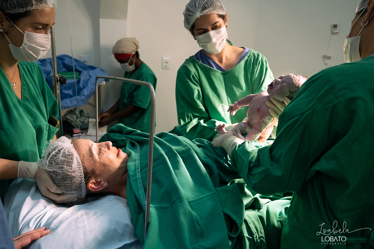 fotografia-de-parto-cesariana-fotos-santa-casa-de-misericordia-de-barbacena-fotos-de-cesaria-fotos-de-parto-fotografa-especializada-em-sala-de-parto-obstetra-em-barbacena-dra-maria-clara-marangoni-fotografa-de-bebes-isabela-lobato-fotografia-barbacena-mg