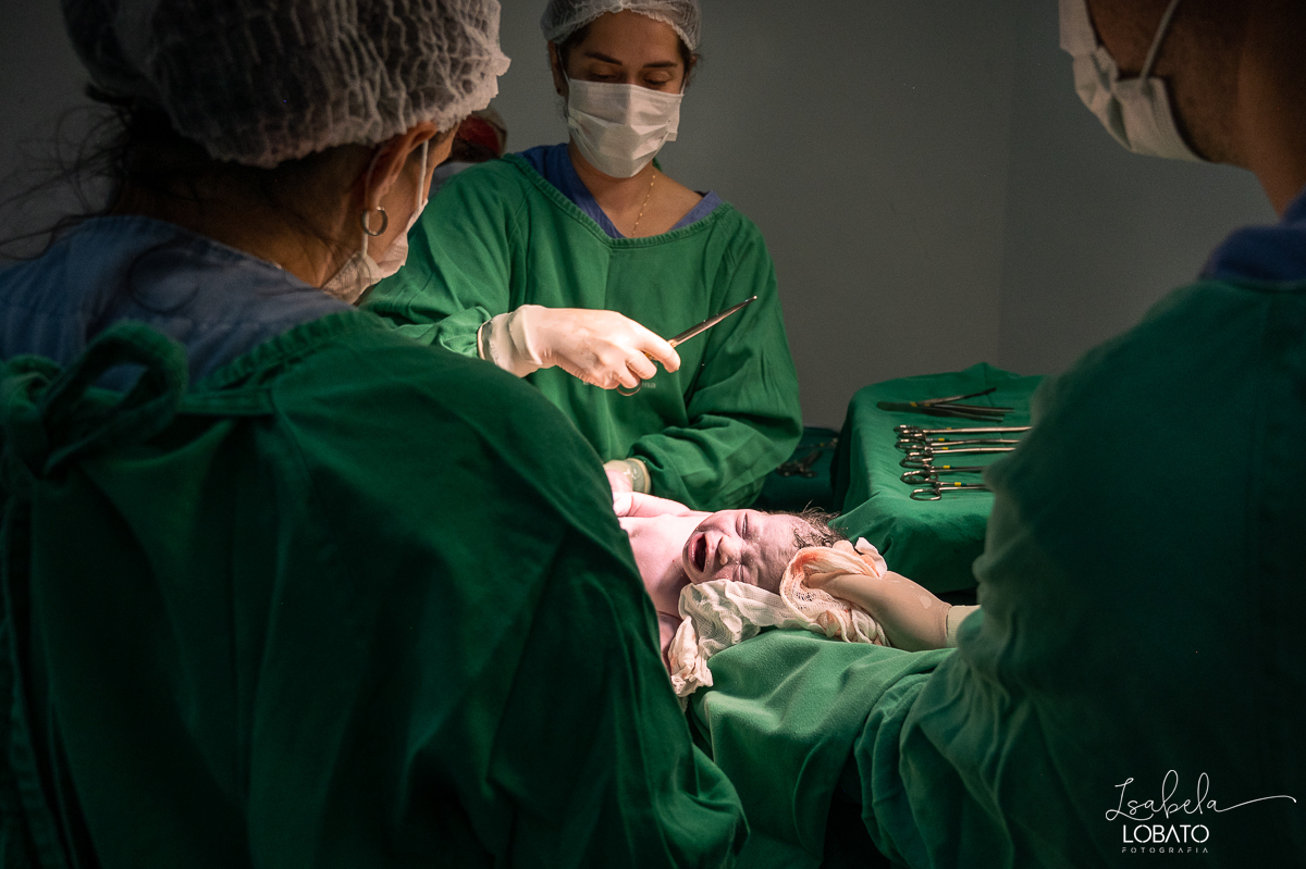 fotografia-de-parto-cesariana-fotos-santa-casa-de-misericordia-de-barbacena-fotos-de-cesaria-fotos-de-parto-fotografa-especializada-em-sala-de-parto-obstetra-em-barbacena-dra-maria-clara-marangoni-fotografa-de-bebes-isabela-lobato-fotografia-barbacena-mg