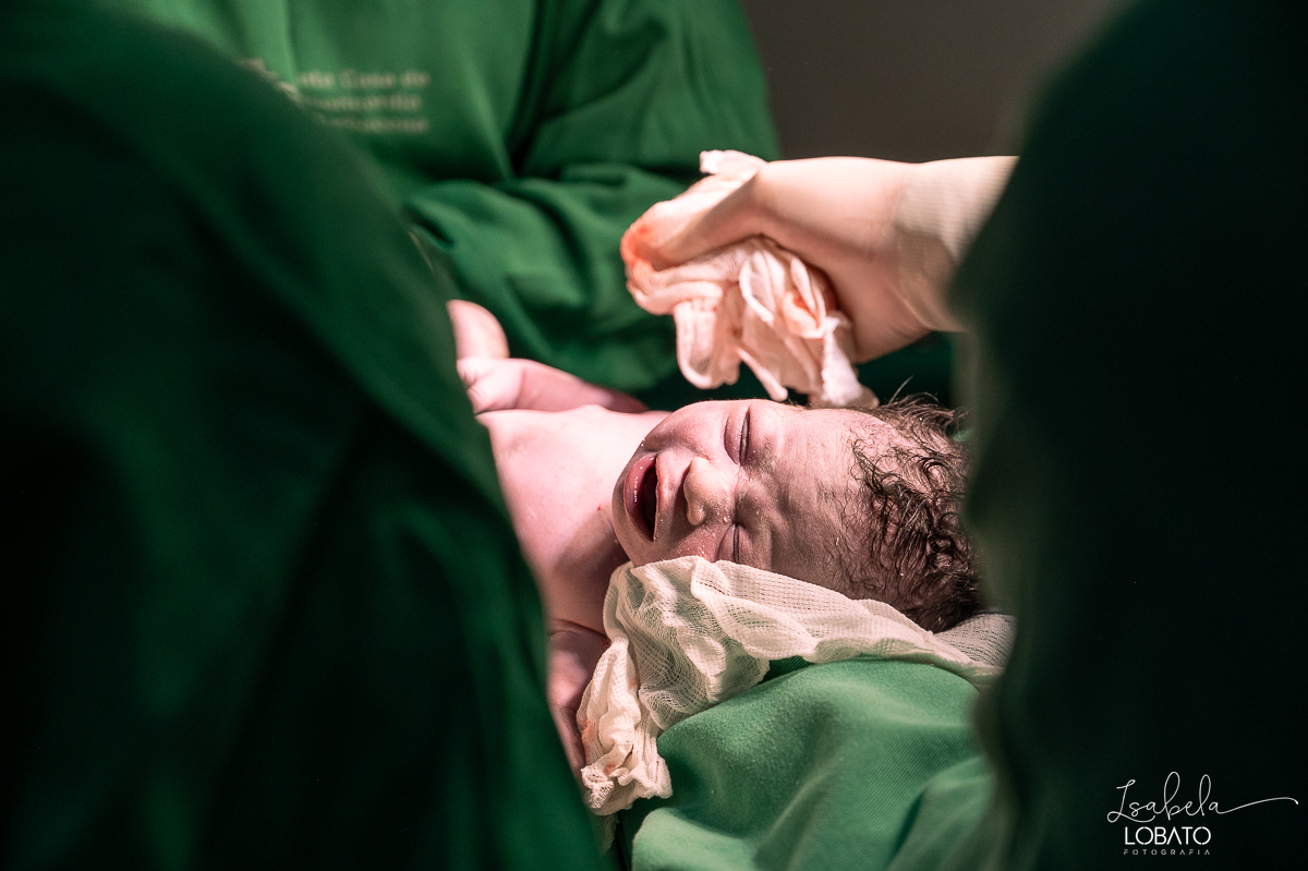 fotografia-de-parto-cesariana-fotos-santa-casa-de-misericordia-de-barbacena-fotos-de-cesaria-fotos-de-parto-fotografa-especializada-em-sala-de-parto-obstetra-em-barbacena-dra-maria-clara-marangoni-fotografa-de-bebes-isabela-lobato-fotografia-barbacena-mg