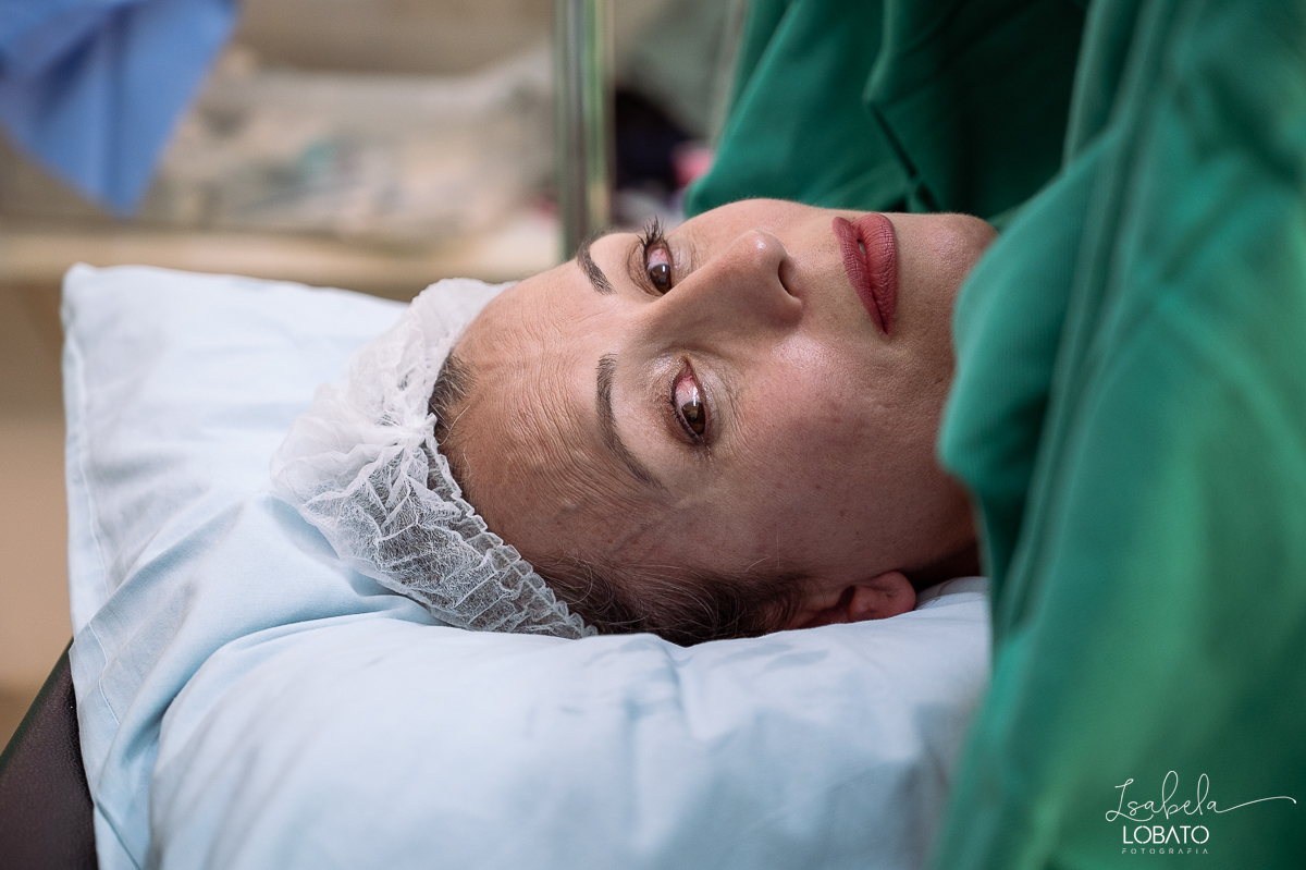 fotografia-de-parto-cesariana-fotos-santa-casa-de-misericordia-de-barbacena-fotos-de-cesaria-fotos-de-parto-fotografa-especializada-em-sala-de-parto-obstetra-em-barbacena-dra-maria-clara-marangoni-fotografa-de-bebes-isabela-lobato-fotografia-barbacena-mg