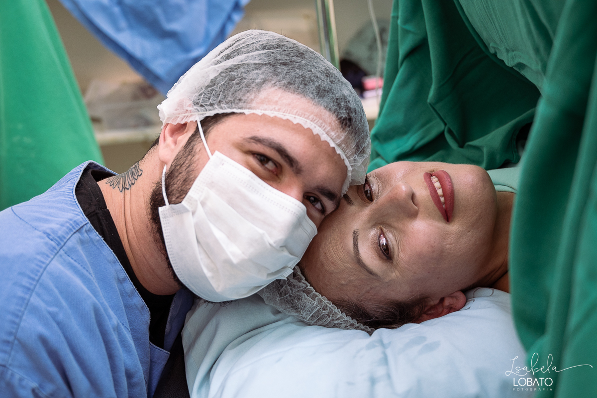 fotografia-de-parto-cesariana-fotos-santa-casa-de-misericordia-de-barbacena-fotos-de-cesaria-fotos-de-parto-fotografa-especializada-em-sala-de-parto-obstetra-em-barbacena-dra-maria-clara-marangoni-fotografa-de-bebes-isabela-lobato-fotografia-barbacena-mg